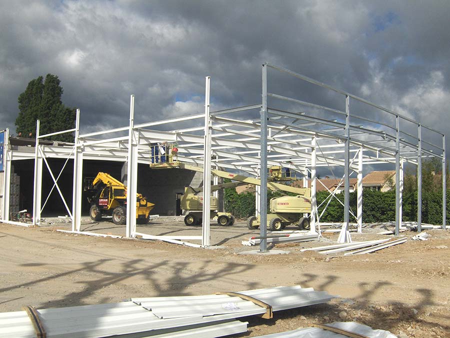 chantier en cours d'une structure métallique blanche
